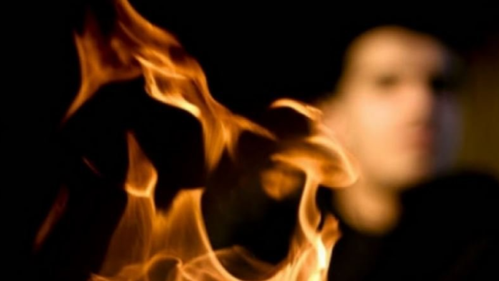 شقيقتان مشهورتان على تيك توك تقتلان شاباً حرقاً في الجزائر