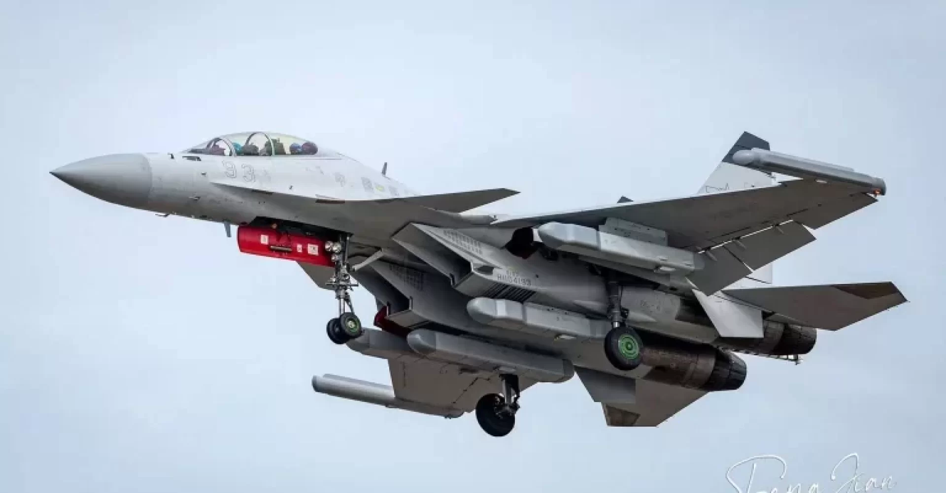 طائرة الحرب الإلكترونية الصينية الجديدة J-15D  