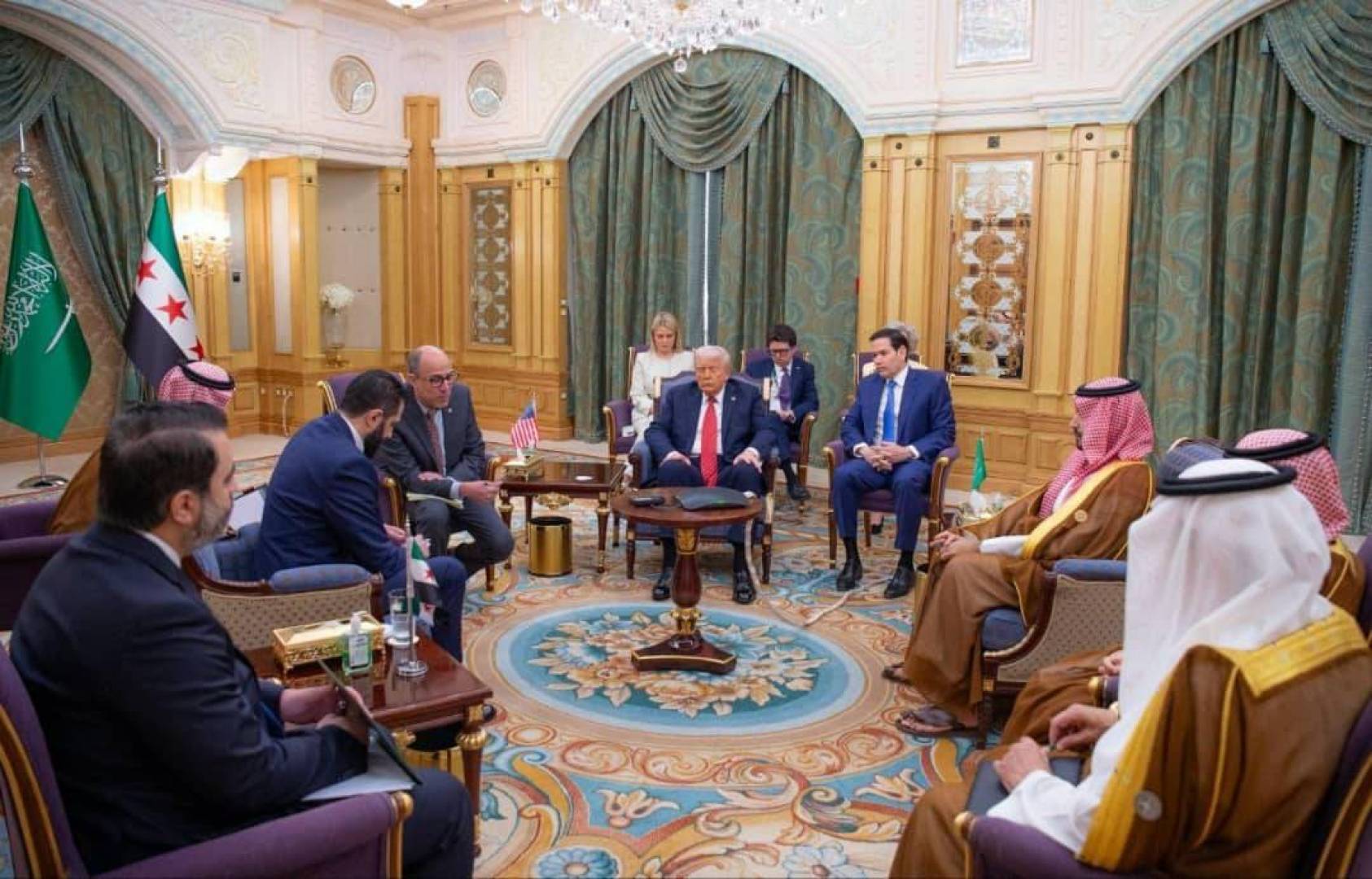 ترامب يلتقي الشرع في الرياض والبيت الأبيض يكشف تفاصيل الحوار