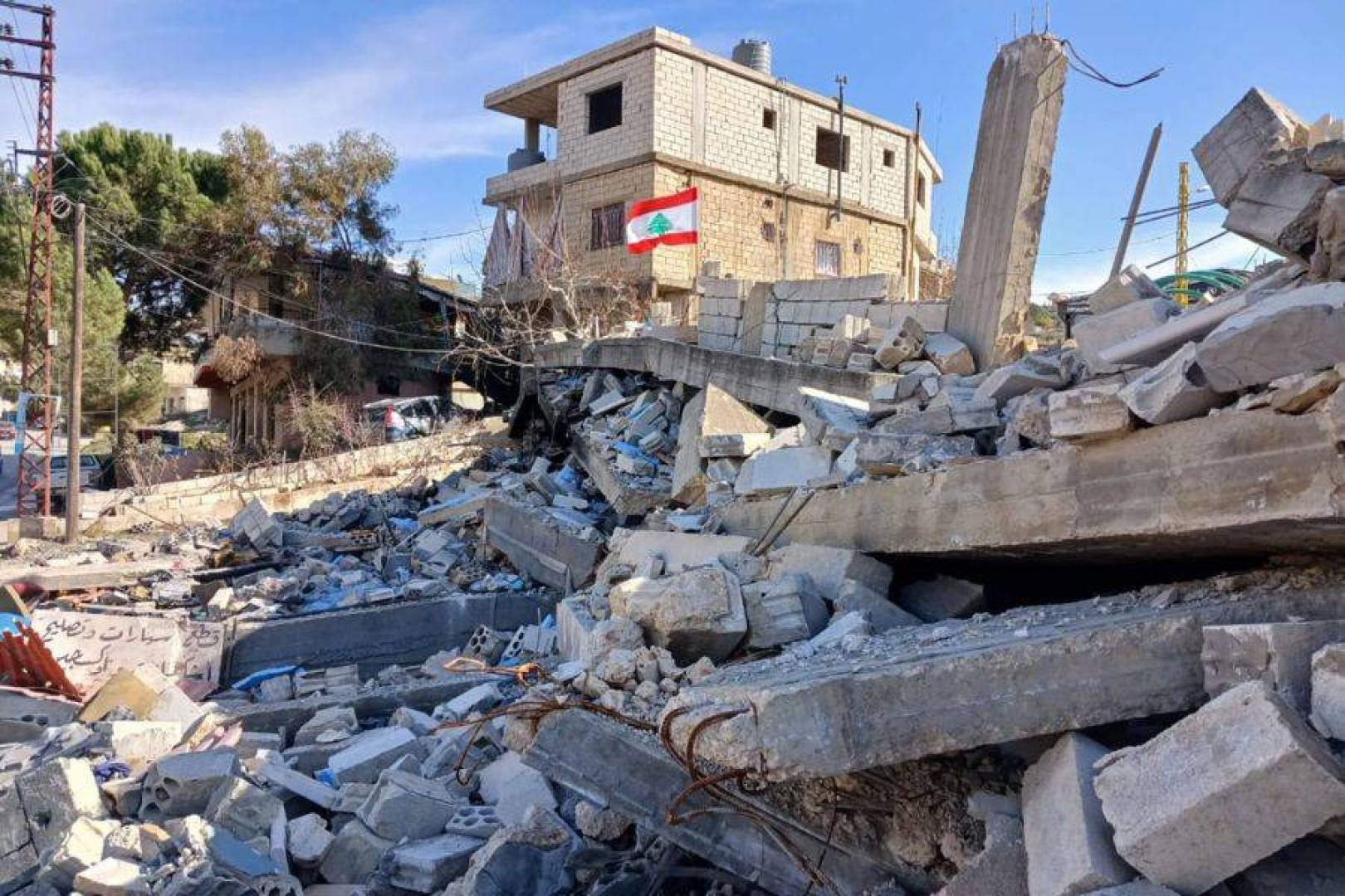 إعادة الإعمار في لبنان بين دول راغبة وضغوط مانعة