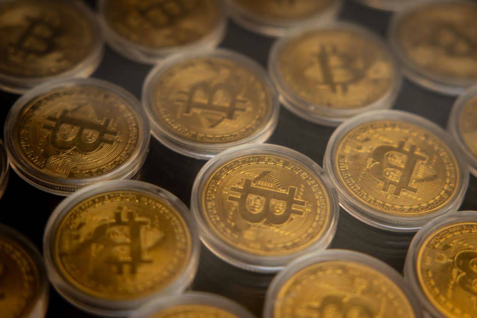 بيتكوين تكسر 100 ألف دولار.. هل بدأ العصر الذهبي للعملات الرقمية؟