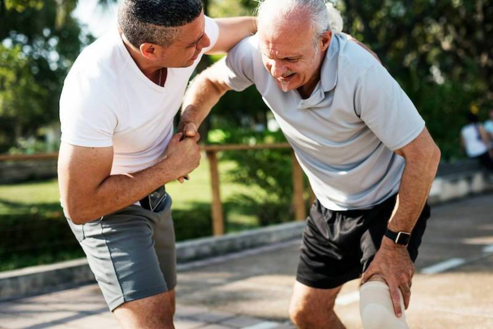 انتهت معاناة الركبة.. علاج جديد بدون جراحة لكبار السن