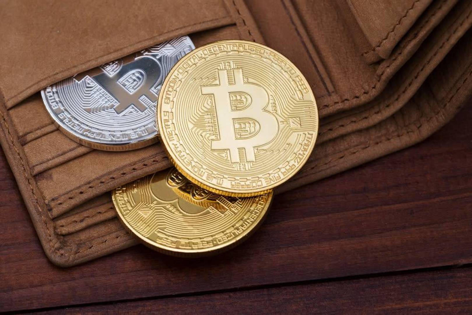 من سبات طويل إلى مفاجأة مذهلة.. محافظ قديمة لعملة بيتكوين BTC قديمة مليارات الدولارات فجأة