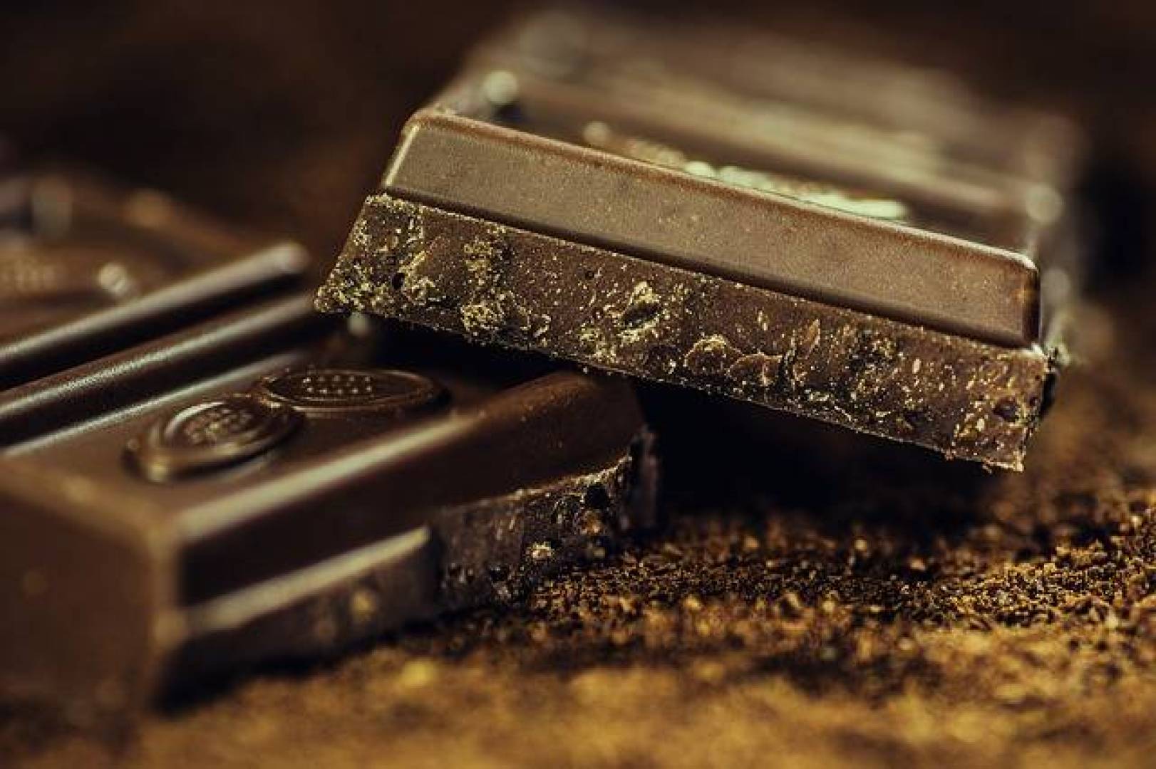 اكتشف سر الشوكولاتة الداكنة والشاي في حماية قلبك وخفض ضغط الدم