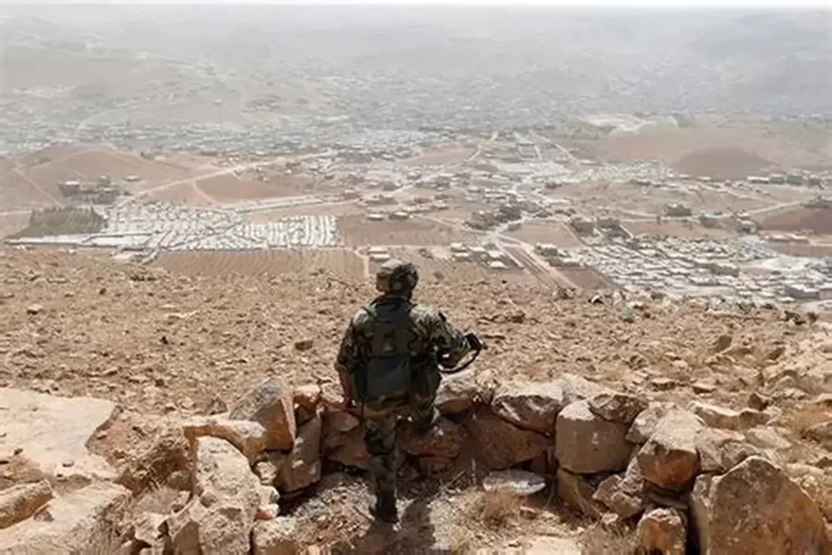 الجيش اللبناني يرد على شائعات انسحابه من الحدود مع سوريا ودخول مسلحين إلى لبنان