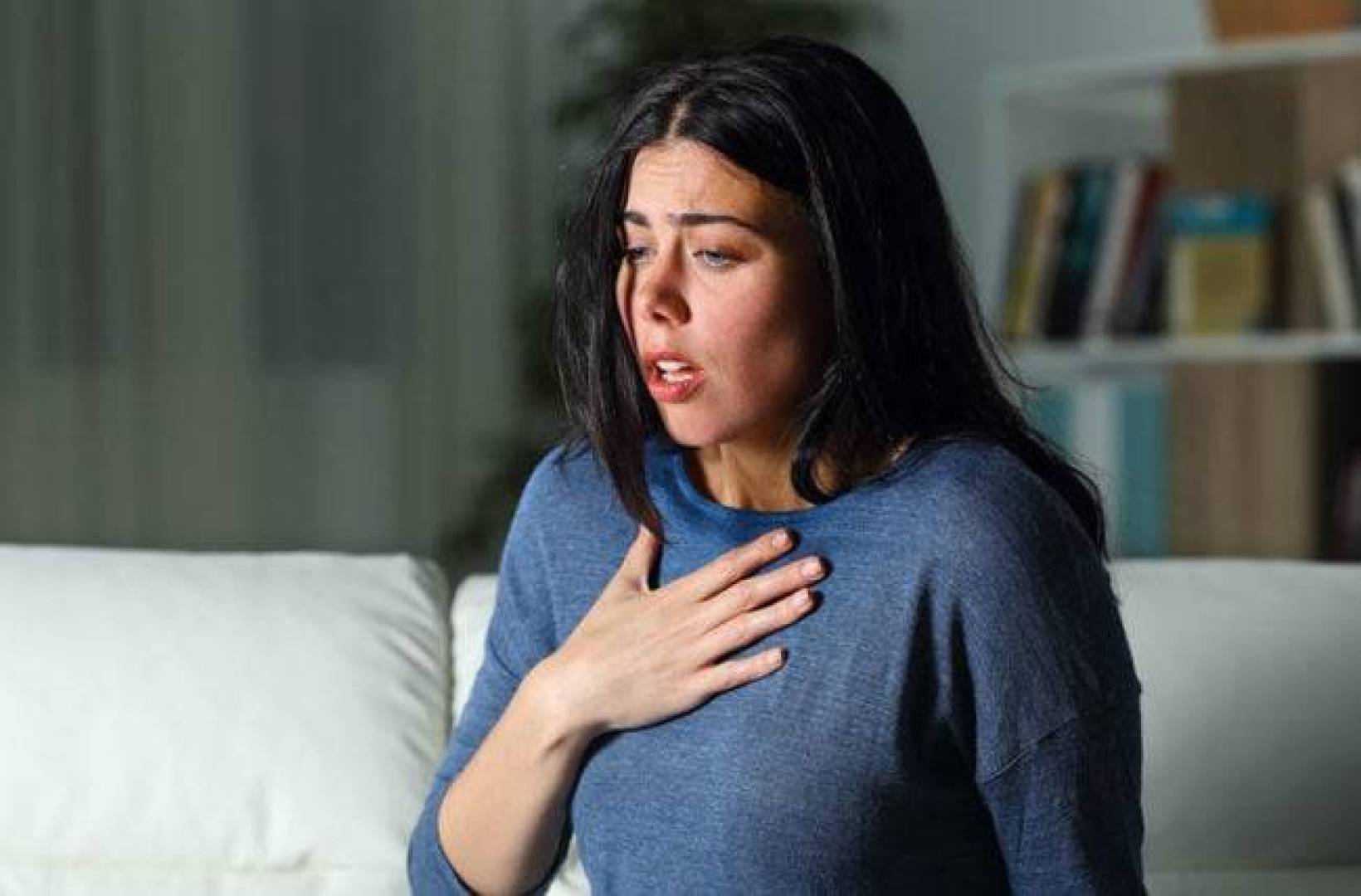 هل هذا الألم في صدرك نوبة قلبية أم مجرد خوف؟.. علامة واحدة تحسم الأمر