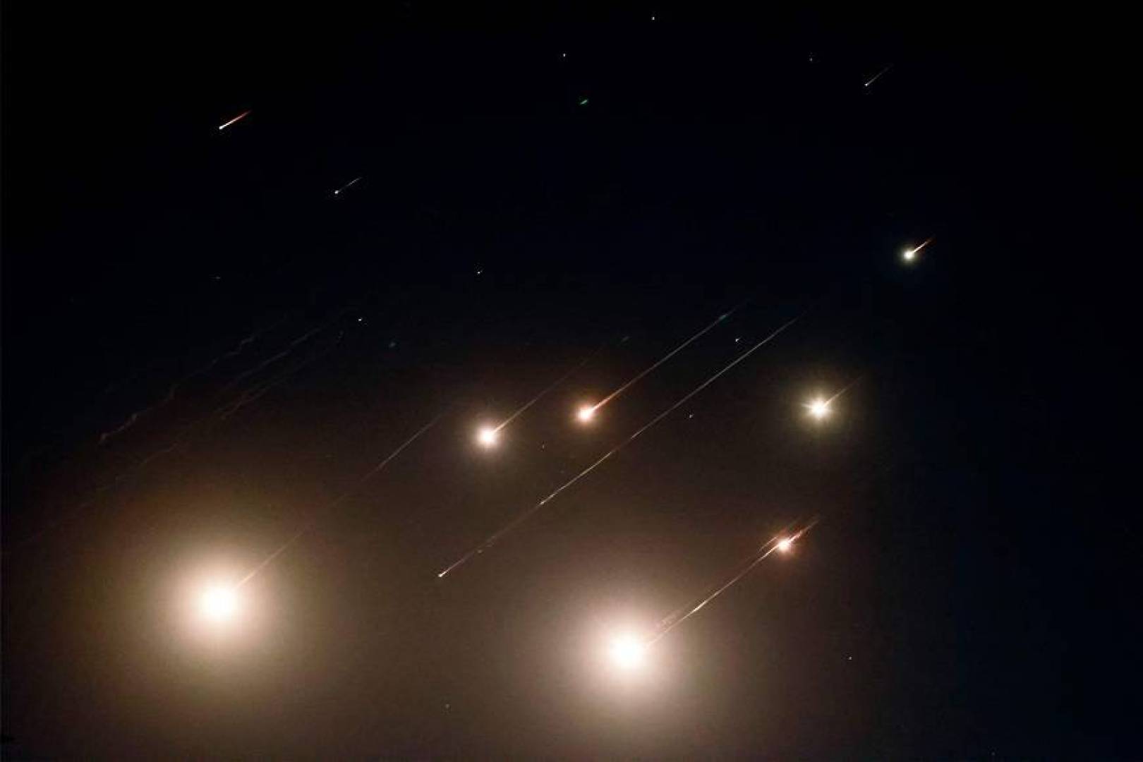 إيران تبدأ هجوما مركبا على إسرائيل وترد على قصف التلفزيون الإيراني