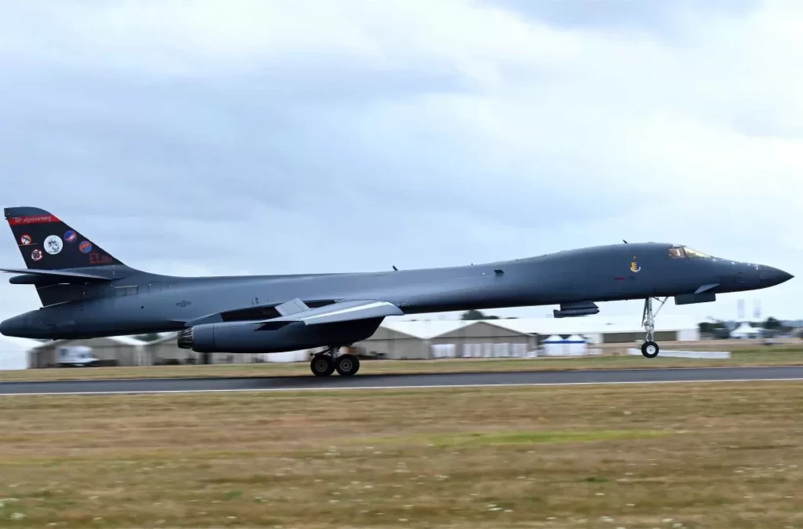 بأجنحة متغيرة وصواريخ بعيدة المدى.. قاذفة B-1B تخطف الأنظار في بريطانيا