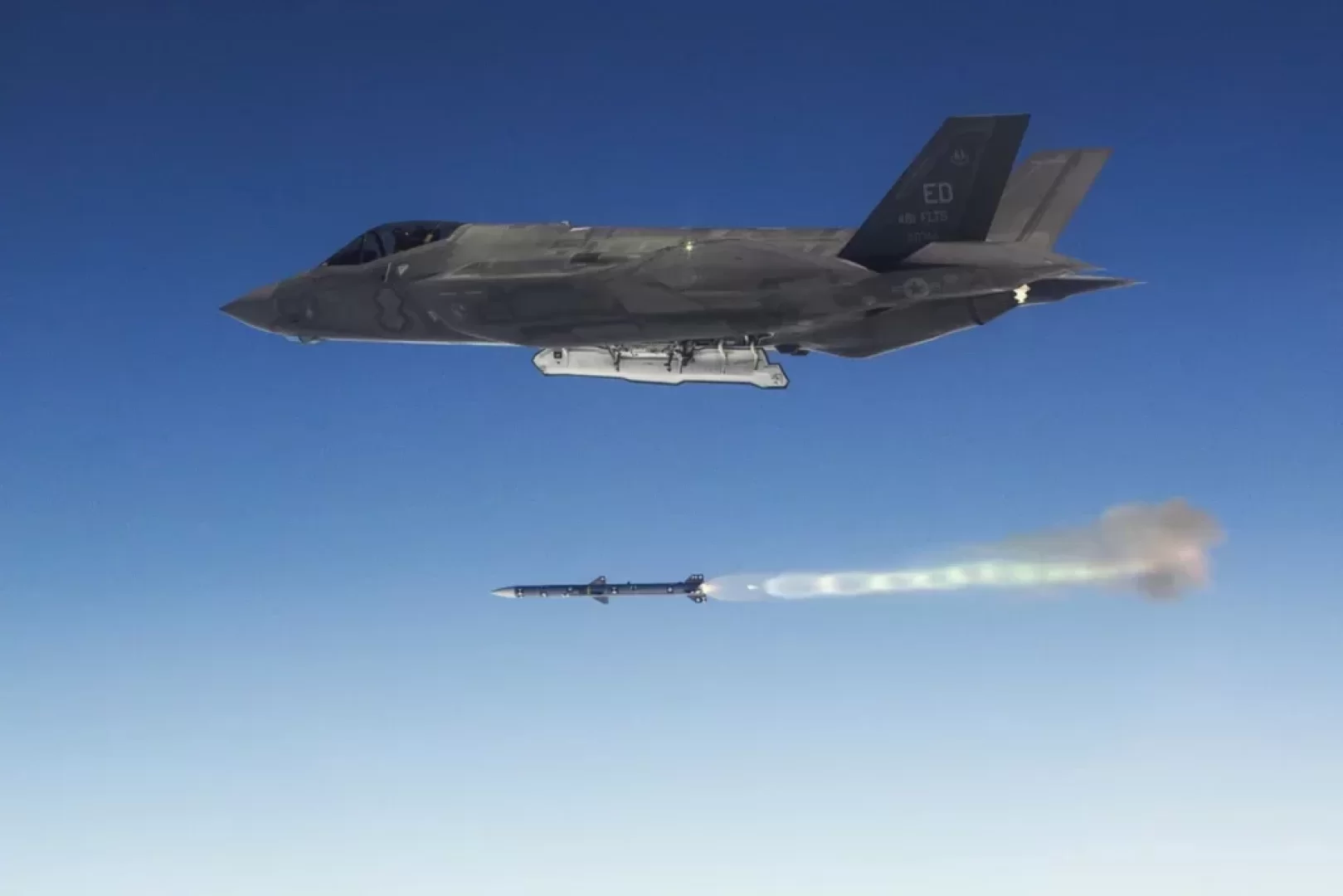 عقد قياسي لصواريخ AIM-120 يغير قواعد الدفاع الجوي الأمريكي