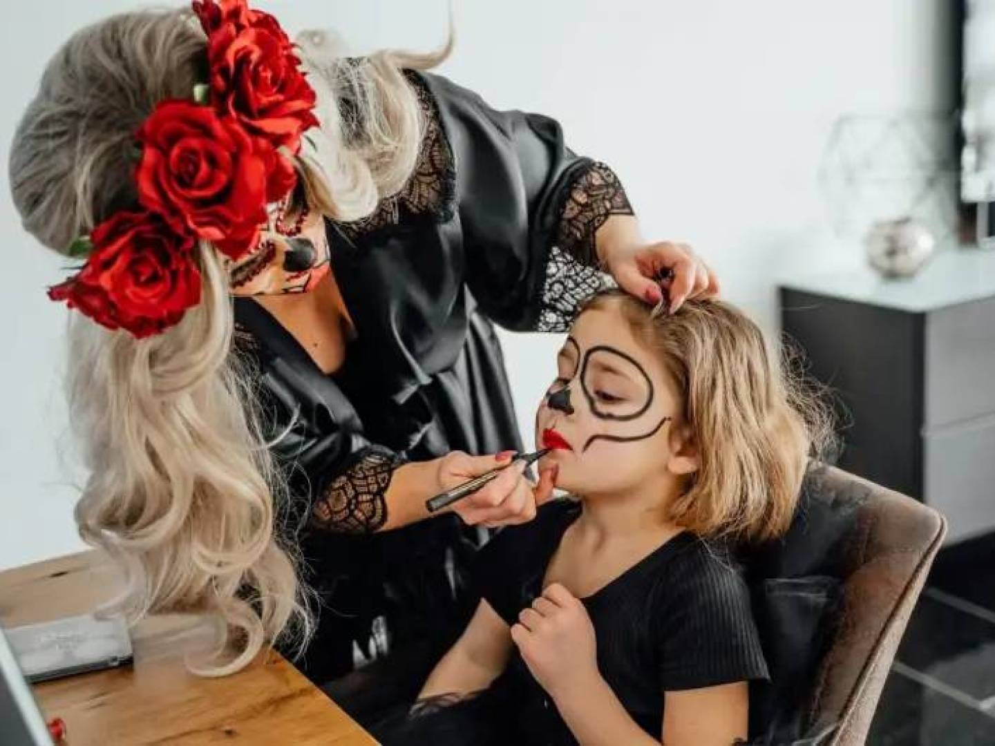 تحقيق علمي يكشف عن مخاطر مستحضرات التجميل على بشرة الأطفال 