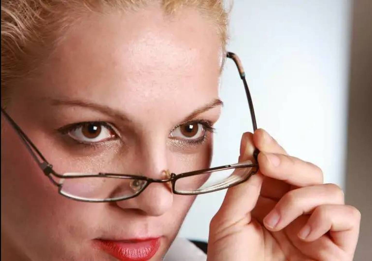 توقيت النظرات يكشف أسرار التواصل البشري والروبوتي