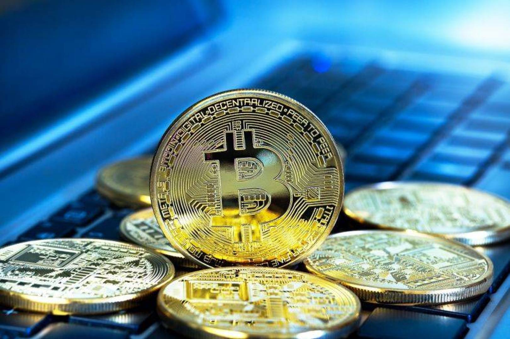 عملة بيتكوين BTC ترتد من حاجز ١١٣٩٠٠ دولار.. السوق في مفترق طرق