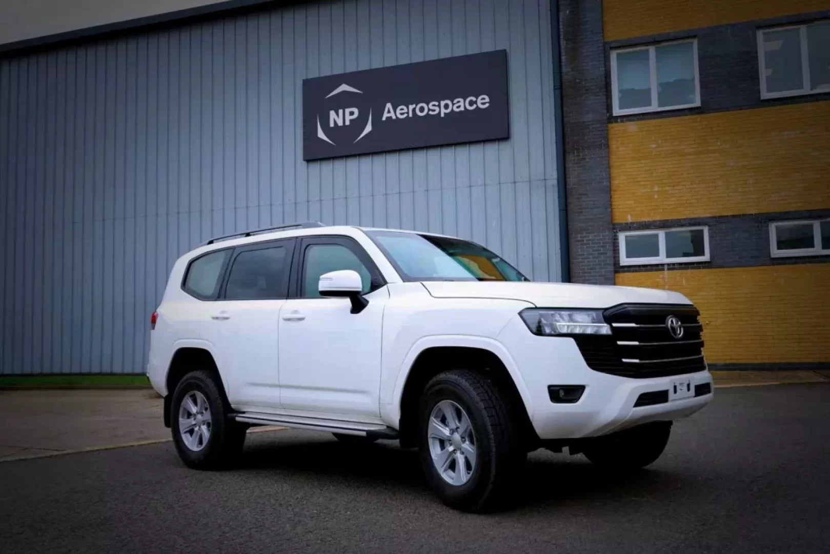 مفاجأة من شركة NP Aerospace البريطانية تويوتا LC300 تتحول إلى درع متنقل بمعايير الناتو (مصدر الصورة: NP Aerospace)