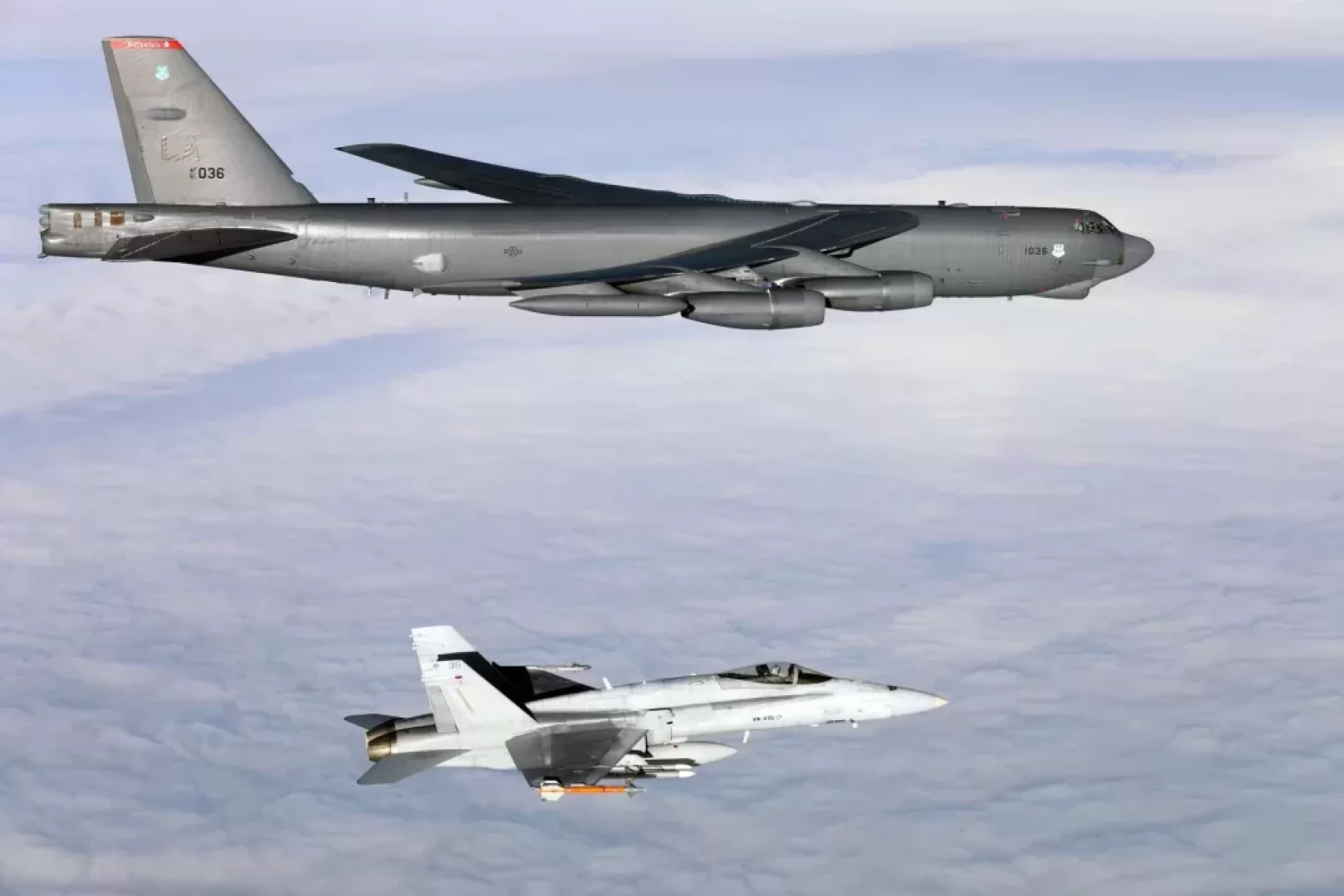 تحليق استراتيجي أمريكي فنلندي في القطب الشمالي يوجه إنذارا واضحا لروسيا (مصدر الصورة: U.S. Air Force)