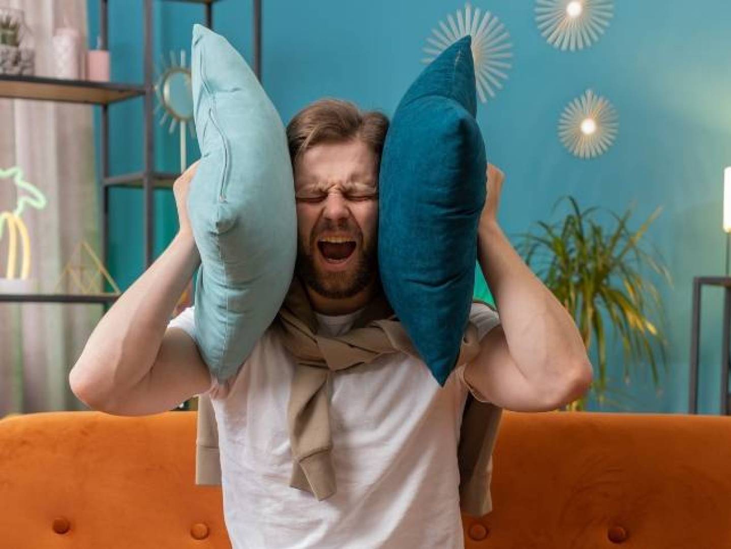 لماذا تزعجك أصوات المضغ والتنفس؟ دراسة وراثية تكشف السبب | النهضة نيوز