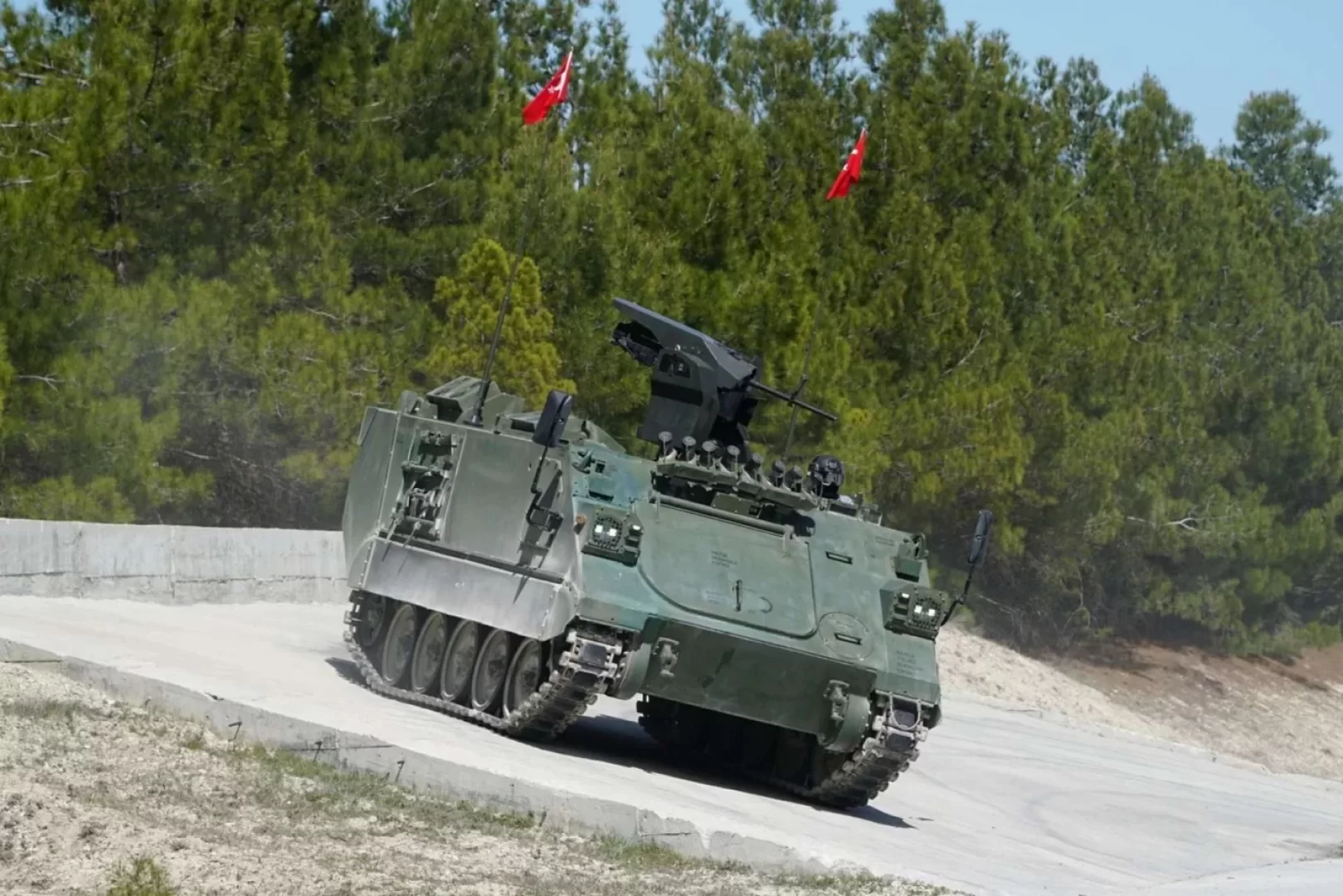 صمت على الجبهة.. تركيا تطرح أول ناقلة جند مدرعة كهربائية E-ZPT (مصدر الصورة: Turkish Ministry of Defense)