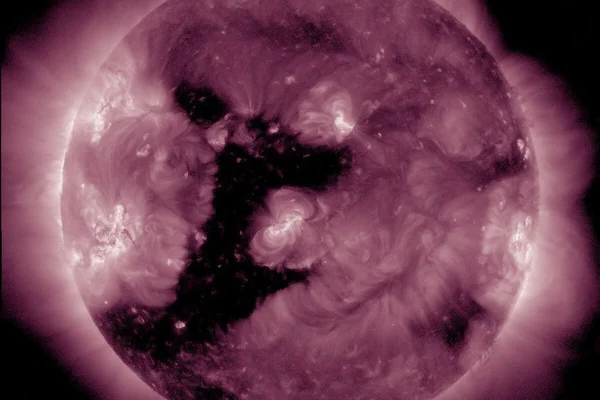 ثقب إكليلي على الشمس ( مصدر الصورة: NASA )