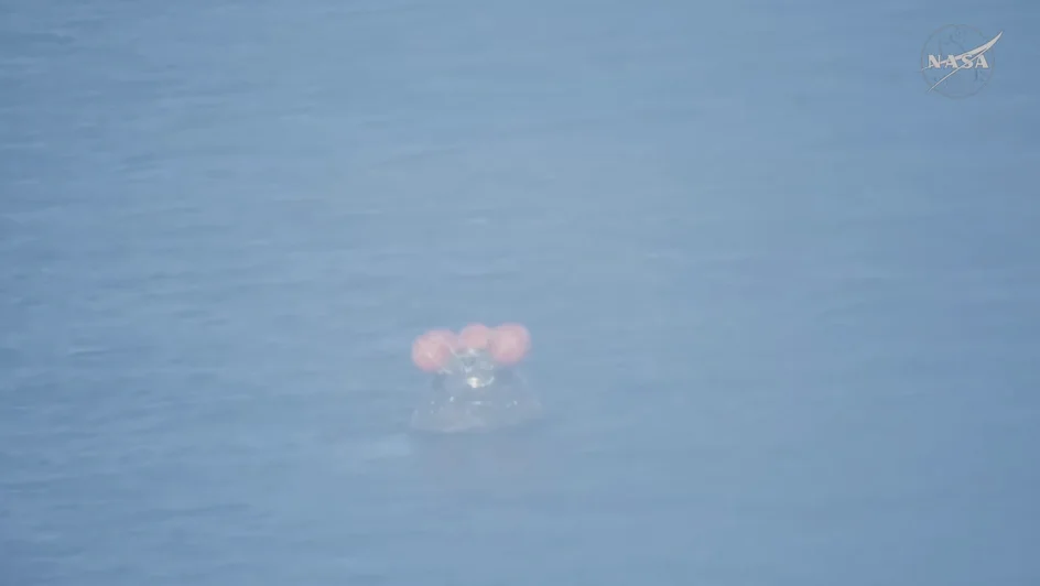 هبوط المركبة Orion في المحيط الهادئ ( مصدر الصورة: NASA )