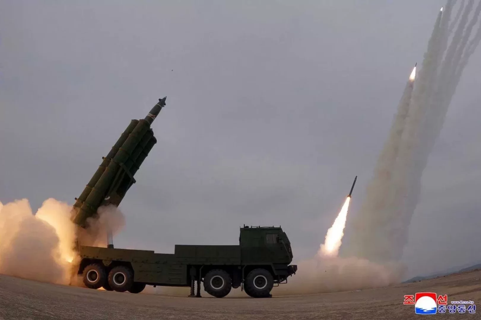 عرض عسكري لافت.. بيونغ يانغ تستخدم 12 قاذفة صواريخ KN-25 في مناورة صاروخية واسعة (مصدر الصورة: North Korea press agency)