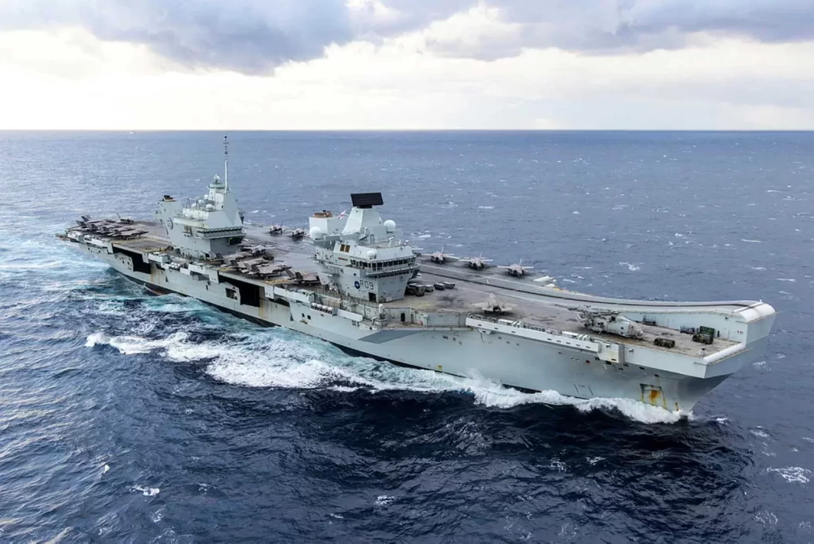 حاملة الطائرات البريطانية HMS Prince of Wales تستعد للانتشار السريع وسط تصاعد الصراع في الشرق الأوسط (مصدر الصورة: UK MoD)