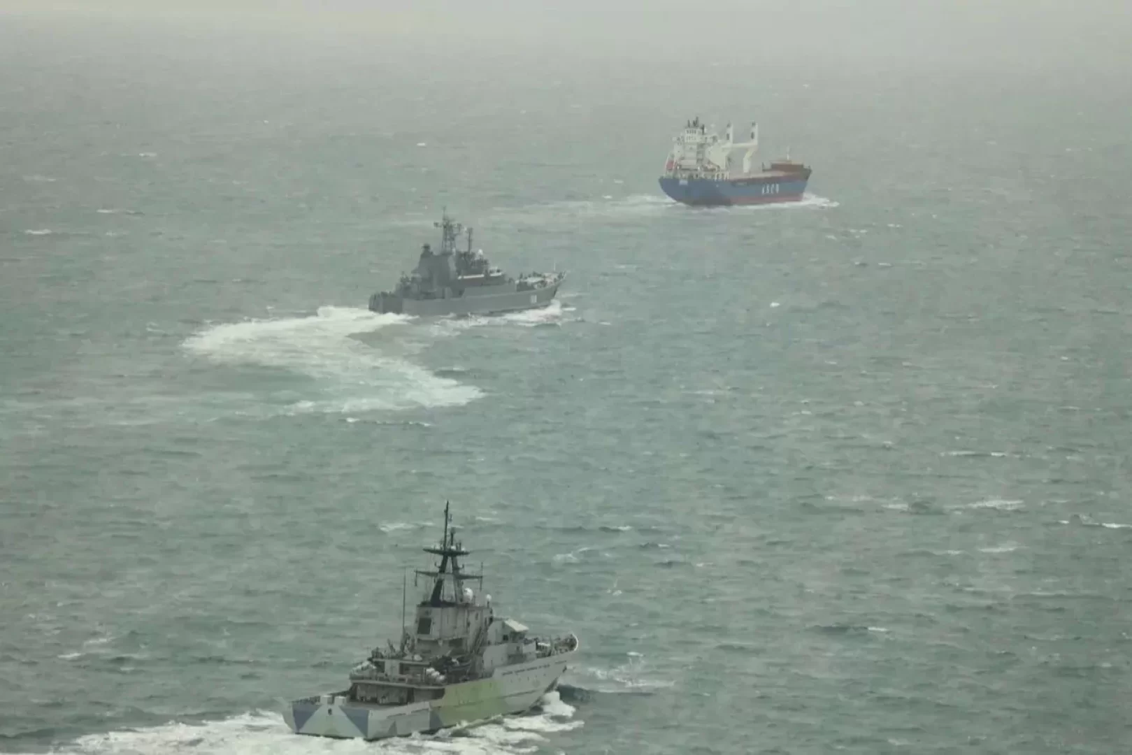 البحرية البريطانية تطارد أسطولا روسيا في القنال الإنجليزية (مصدر الصورة: UK Royal Navy)