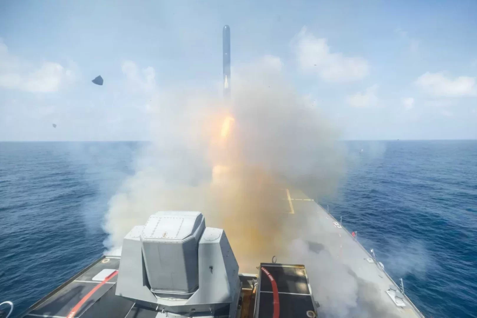 المدمرة الأمريكية USS Spruance تطلق صواريخ توماهوك البحرية من الجيل الجديد (مصدر الصورة: NAVCENT)