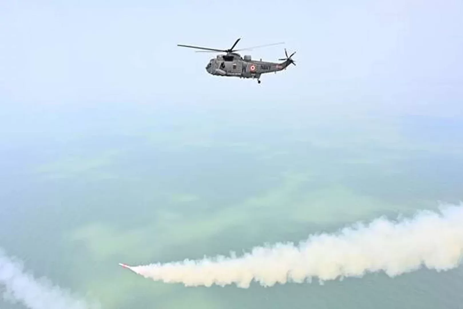 الهند تبتكر أسلوبا جديدا للردع البحري.. صاروخان متتاليان من مروحية واحدة (مصدر الصورة: Indian MoD)