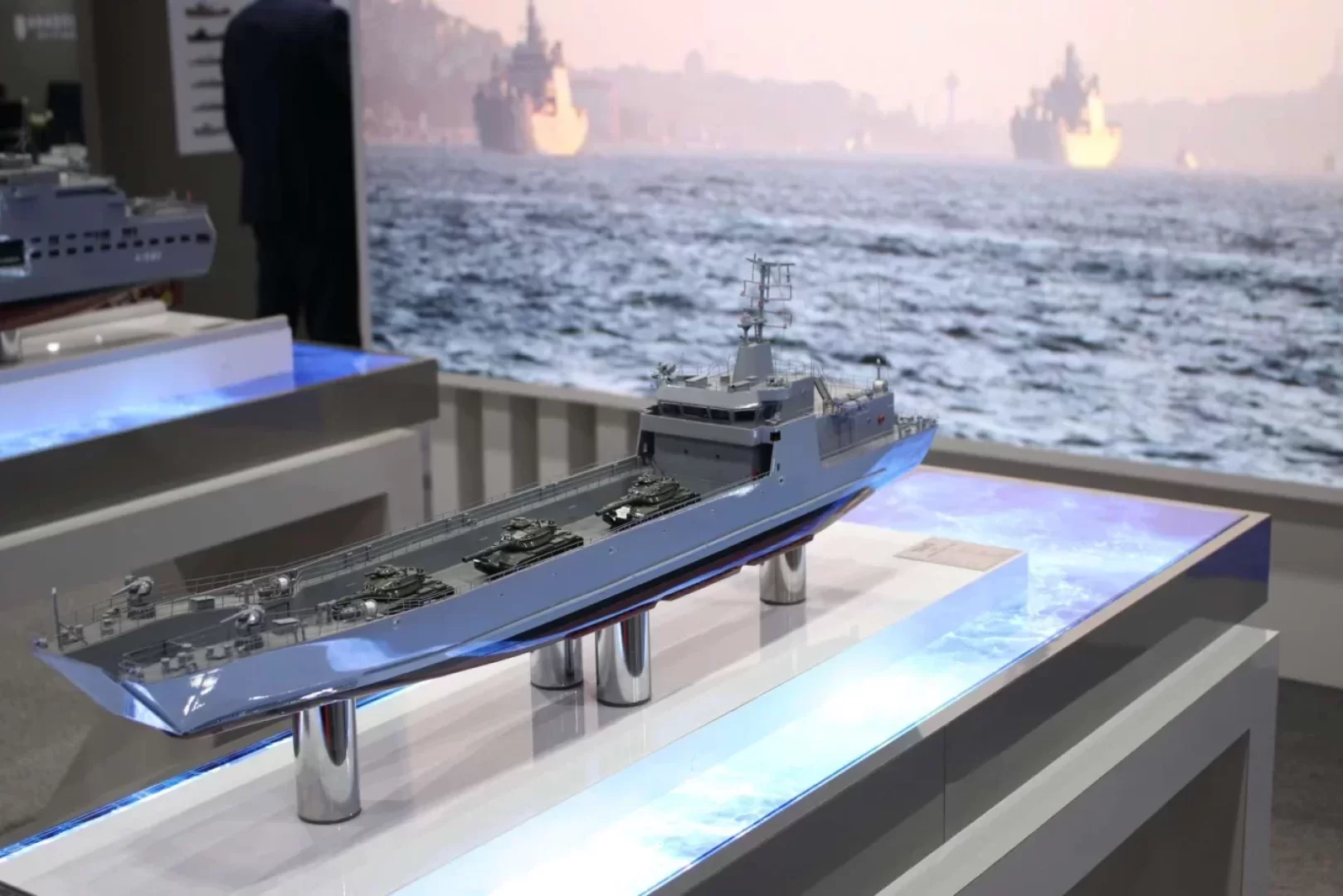 سفينة الإنزال التركية LCT-80 تكشف عن قدرات استثنائية في نقل الدبابات والجنود مباشرة إلى الشاطئ (مصدر الصورة: Army Recognition Group)