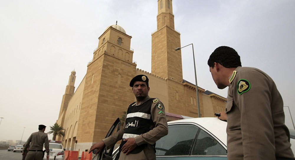 سعودي يتحرش بفتاة ويقوم بتقبيلها داخل مطعم في الرياض... والشرطة تتحرك (فيديو)