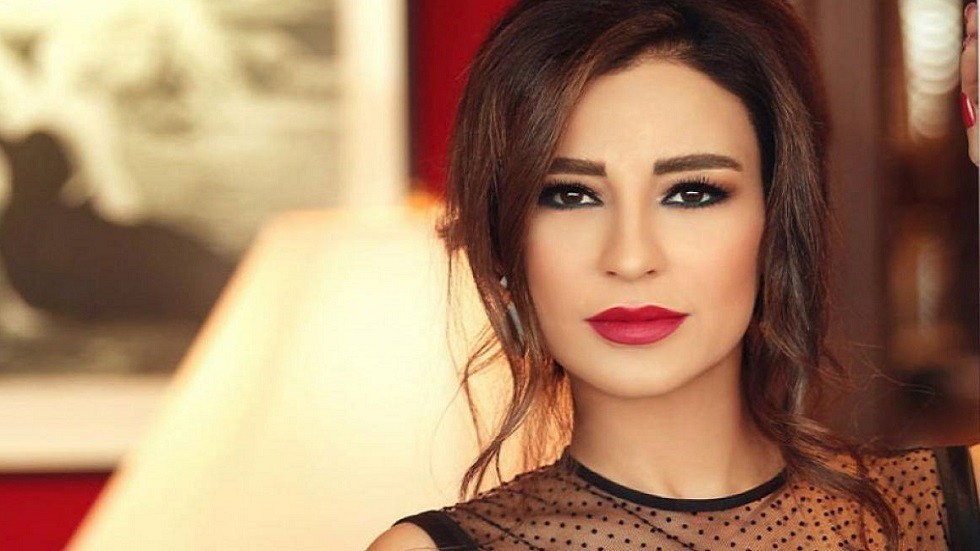 شاهد.. خطأ جسيم يكاد يقتل ضيفة 