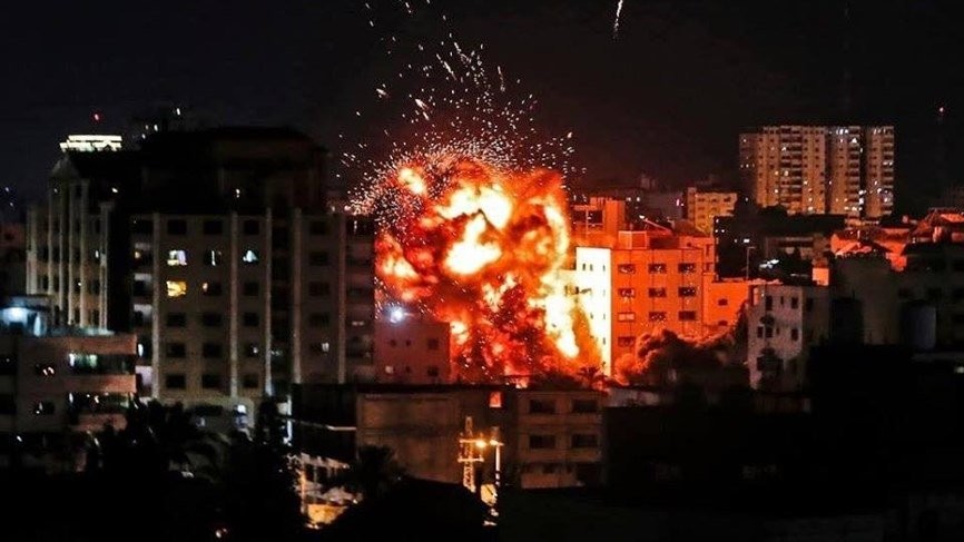 فيديو.. تدمير عمارتين بالكامل في غزة وأربعة شهداء حتى الآن جراء العدوان الإسرائيلي