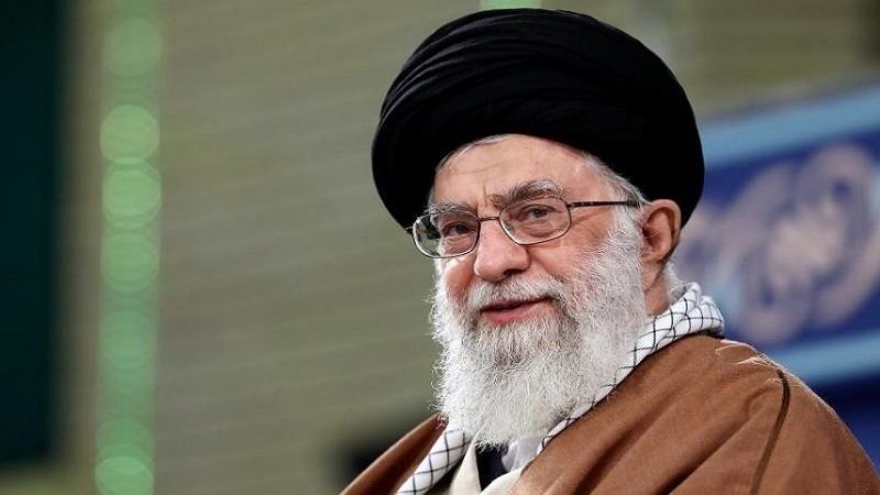 خامنئي يمنح طيارا أسقط طائرة أمريكية هدية 