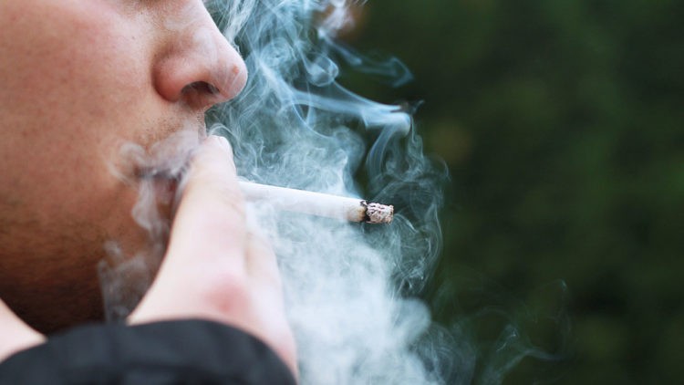 أطباء يحذرون من خطر التدخين على رؤية العين لهدا السبب