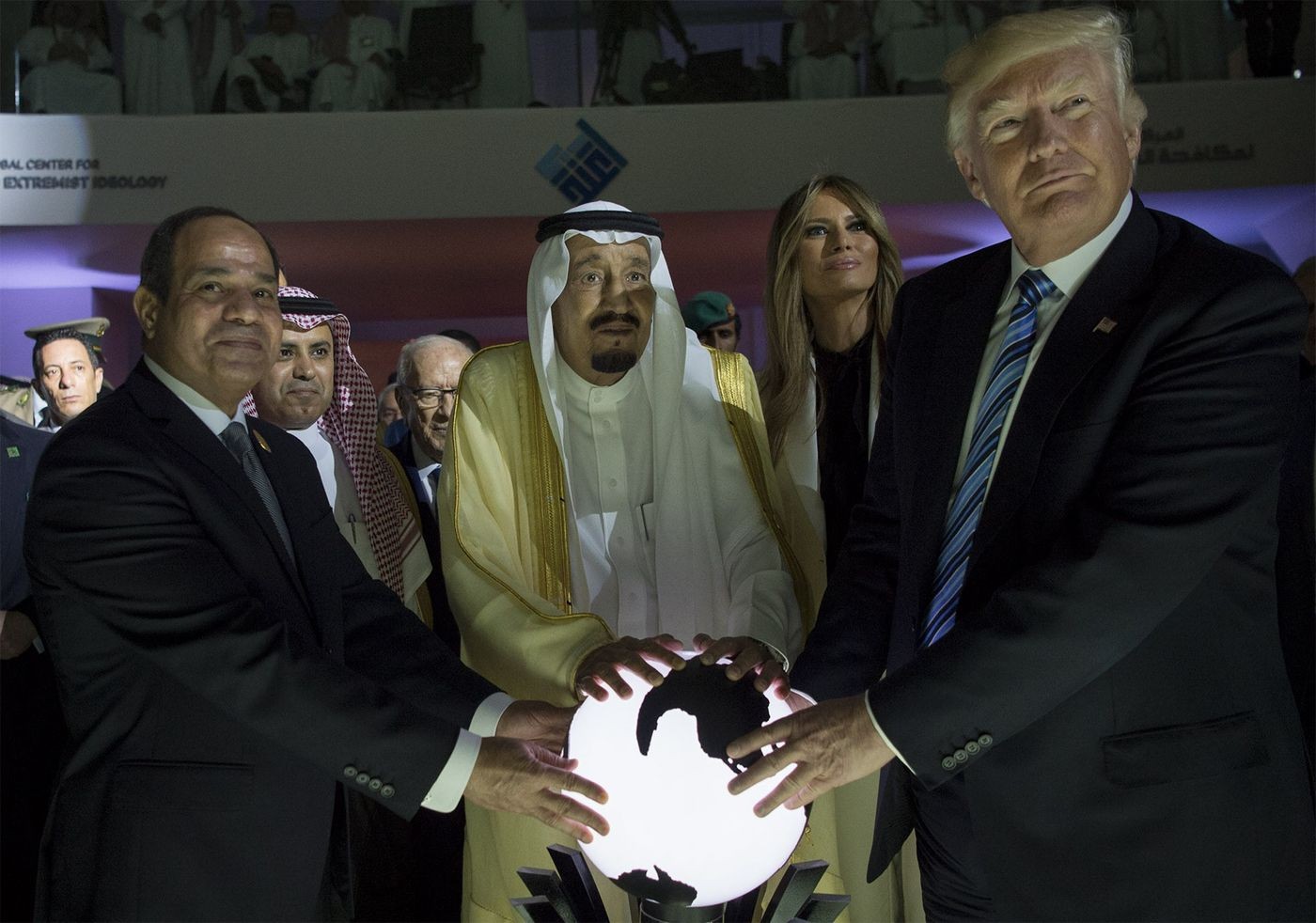 الملك سلمان برفقة دونالد ترامب والرئيس المصري دونالد ترامب