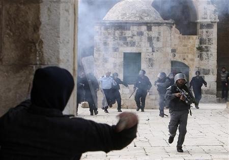 اندلاع مواجهات عنيفة بين المصلين وقوات الاحتلال في باحات المسجد الأقصى
