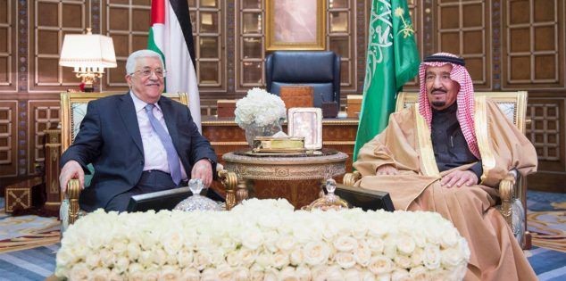 الملك سلمان برفقة الرئيس الفلسطيني محمود عباس 