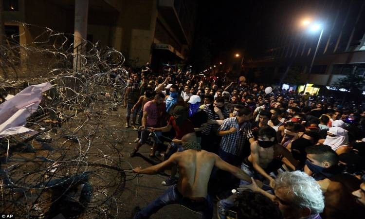 الأمن اللبناني: إصابة  24 عنصرا جراء الاشتباكات مع المتظاهرين