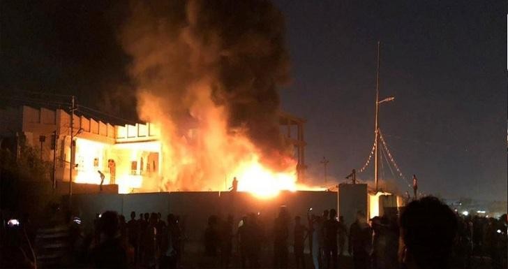 حرق مبنى القنصلية الإيرانية في مدينة النجف العراقية