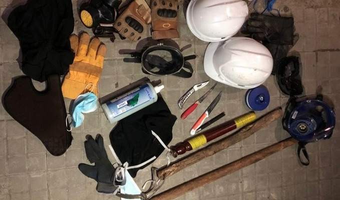 أدوات ضبطت مع 