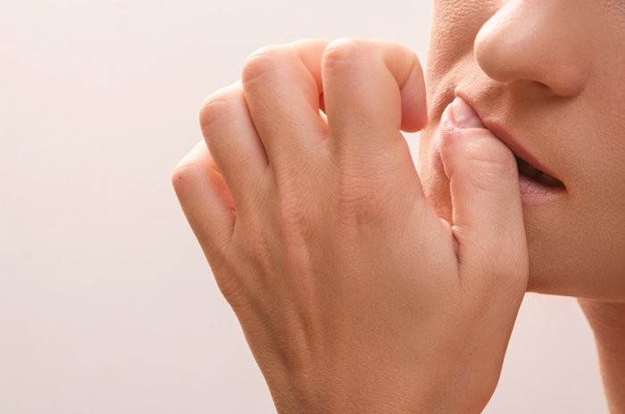 عادة قضم الأظافر