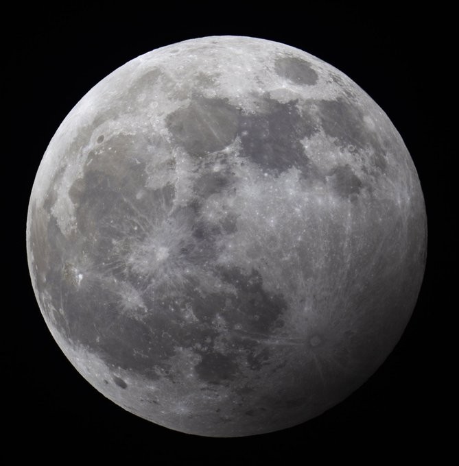صور مدهشة لأول قمرٍ مكتمل في العام الجديد