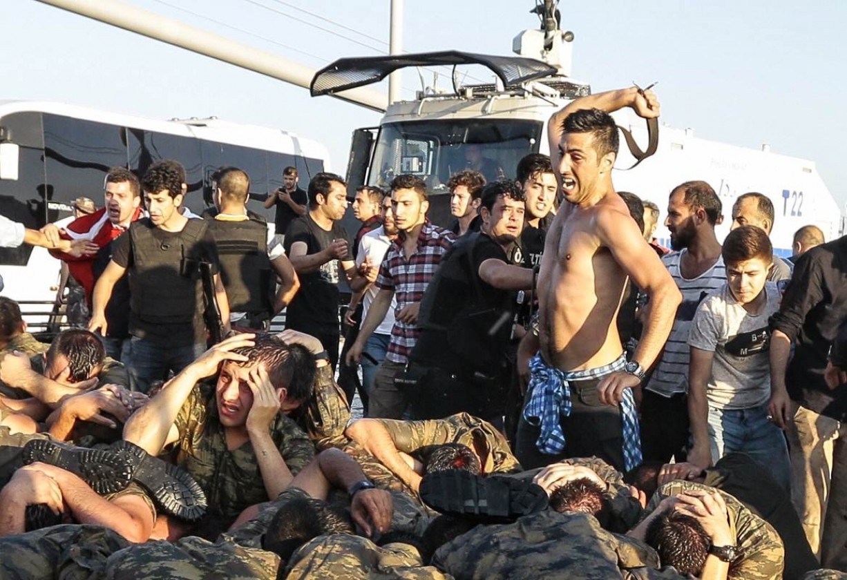 جنود من الجيش التركي يتعرضون للاعتداء والإهانة عقب محاولة الانقلاب الفاشلة عام 2016