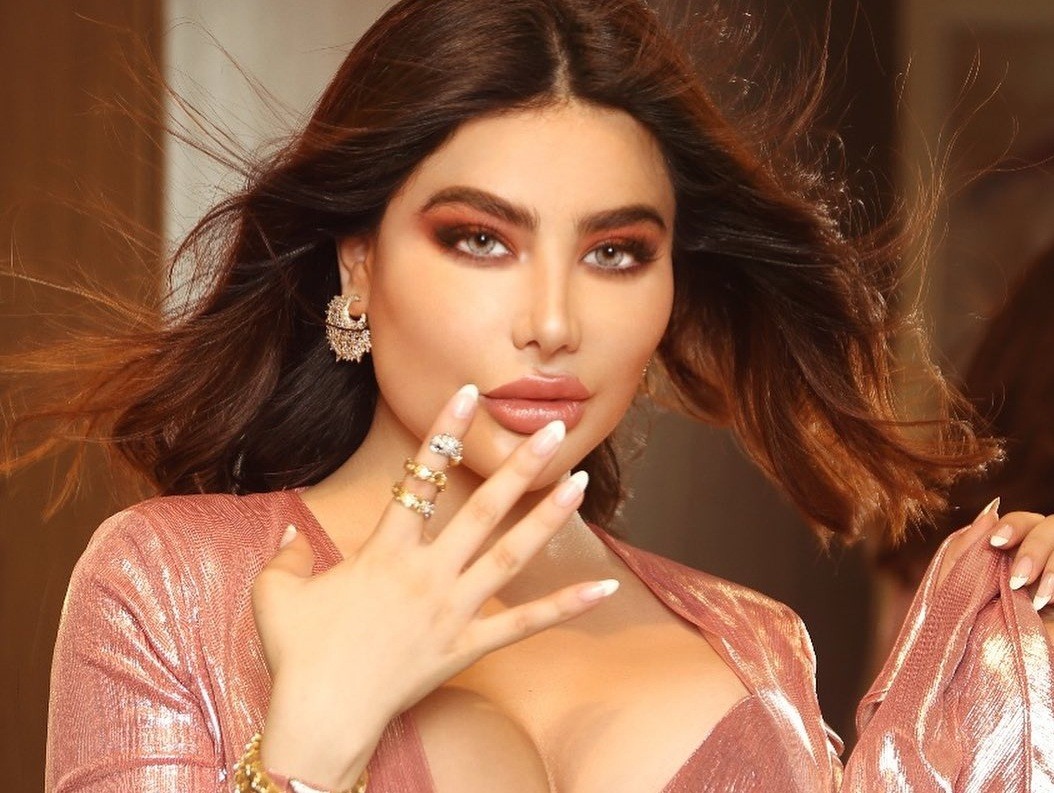 انجي خوري عاريه