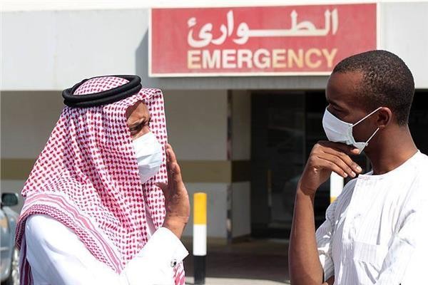 مواطنين سعوديين أمام مدخل الطورائ للكشف عن كورونا
