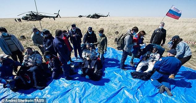 الأطباء ارتدوا الأقنعة الطبية في استقبال رواد الفضاء..  ما الذي تغير خلال 200 يوم من رحلتهم؟
