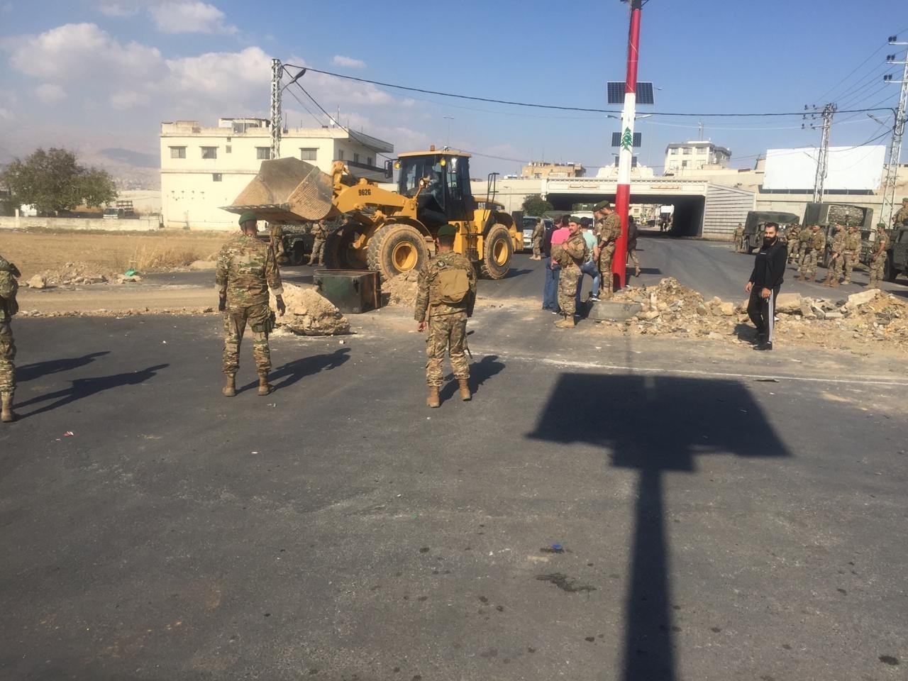 اعادة فتح طريق من قبل الجيش اللبناني.jpg