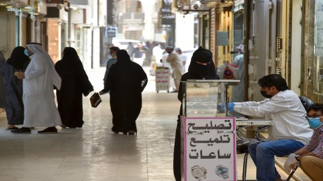 السعودية تتجه إلى التقشف: وقف صرف غلاء المعيشية وزيادة القيمة المضافة
