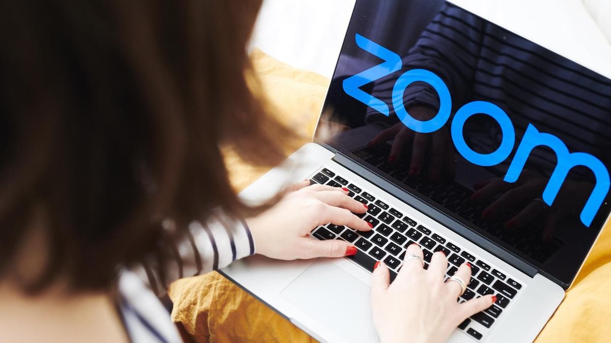 يعتمد الأشخاص على Zoom لإجراء مكالمات شخصية ومهنية في جميع أنحاء العالم