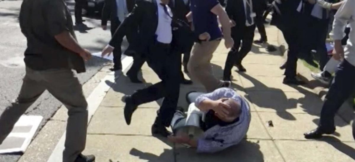شهدت العاصمة الأمريكية تظاهرات ضد قمع أردوغان للمتظاهرين عام 2017 وقد قام حراس السفارة التركية بقمعها