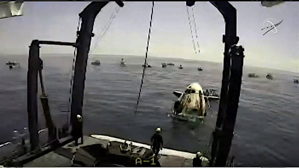 هبوط طاقم رواد فضاء مركبة SpaceX Crew Dragon على كوكب الأرض بأمان